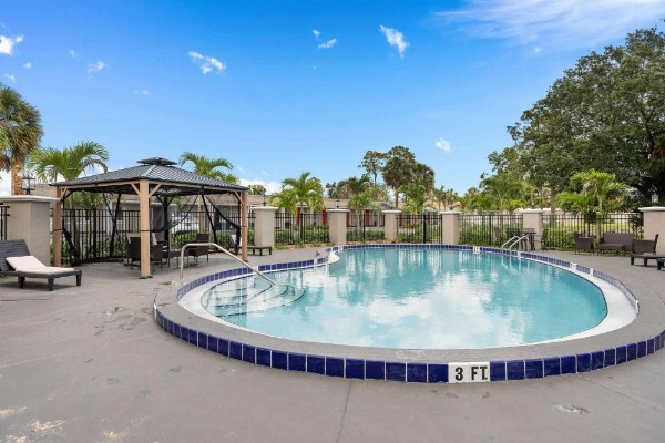 Super 8 by Wyndham Kissimmee-Orlando image 14